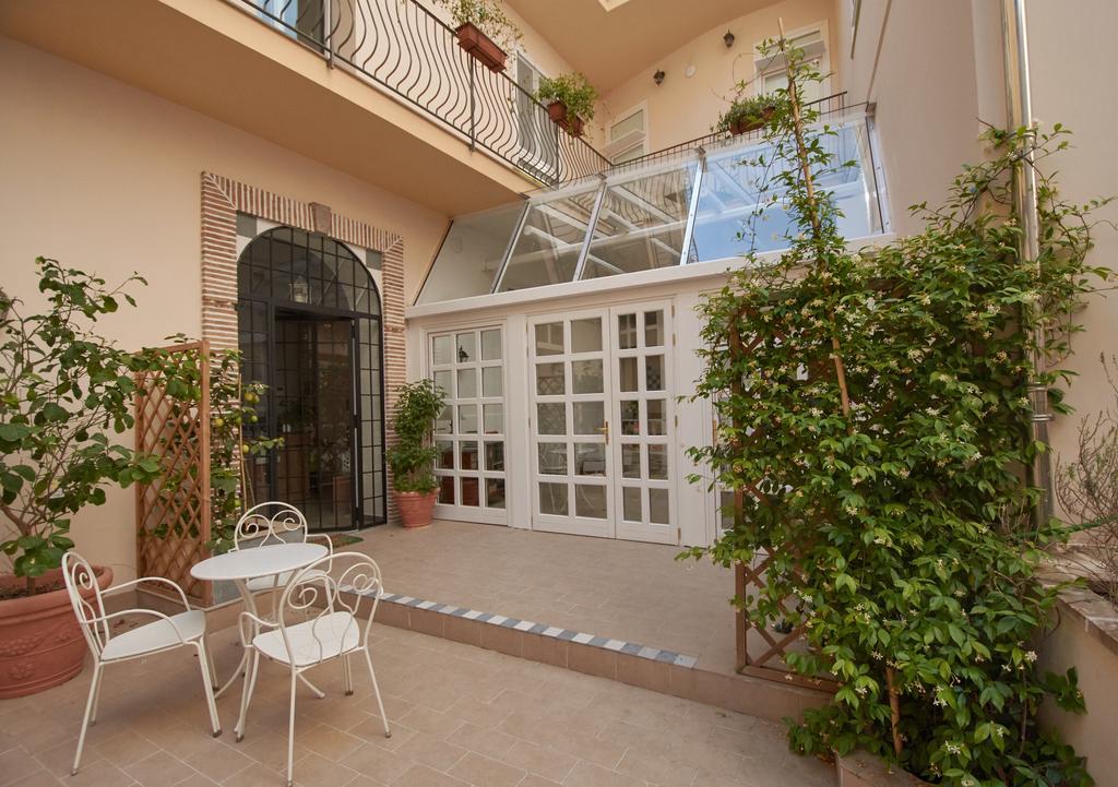 Cas'E Charming House Hotel Caserta Bagian luar foto
