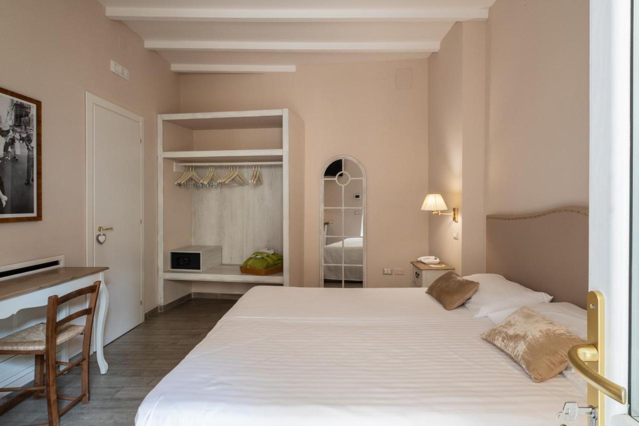 Cas'E Charming House Hotel Caserta Bagian luar foto