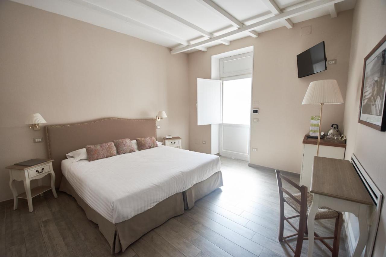 Cas'E Charming House Hotel Caserta Bagian luar foto